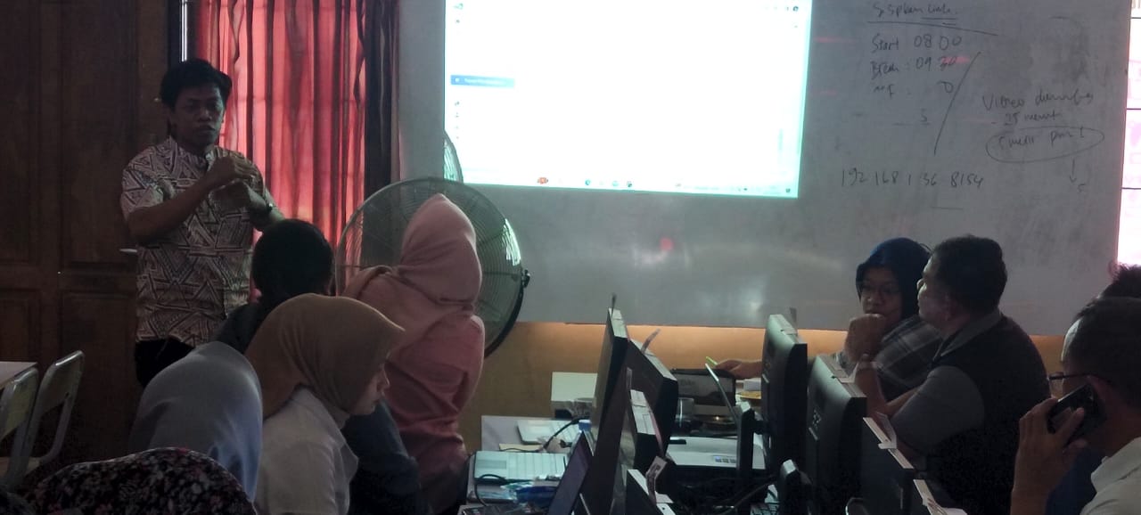 In House Training (IHT) Pengisian E-Rapor SMK Negeri 18 Samarinda In House Training (IHT) Pengisian E-Rapor SMK Negeri 18 Samarinda
