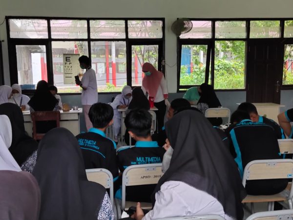 Pemeriksaan Kesehatan Siswa SMK Negeri 18 Oleh Puskesmas Lempake